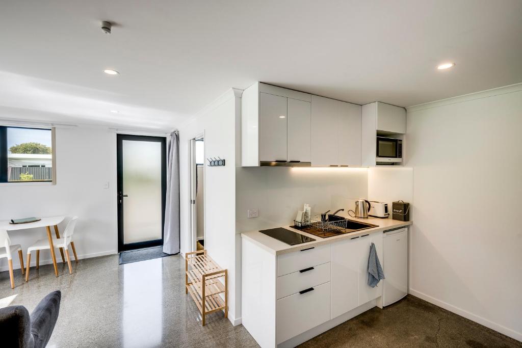 Modern Studio near Clive River photo 3