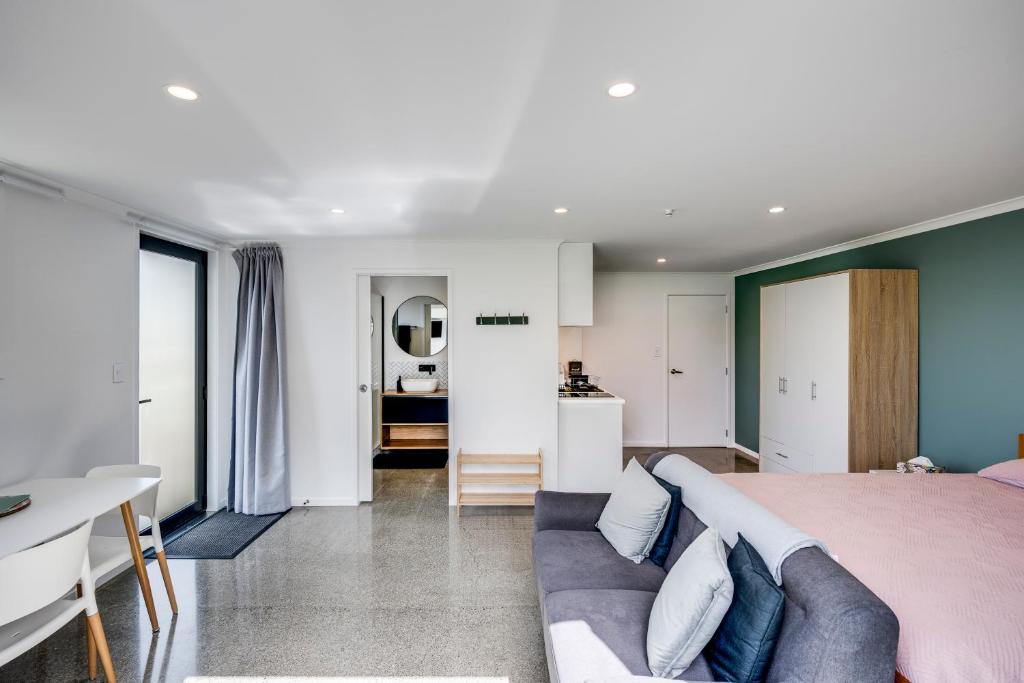Modern Studio near Clive River photo 2