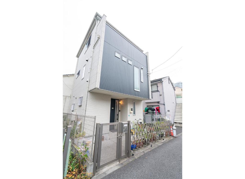 Yamate Line Otsuka three-story det ached villa