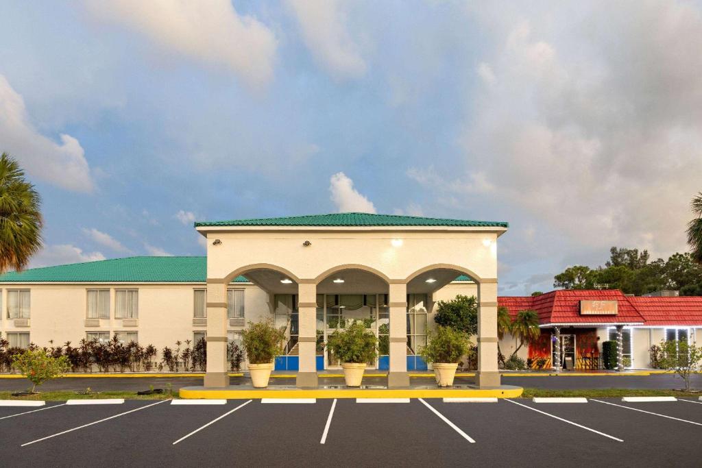 Days Inn by Wyndham Fort Pierce Midtown photo 2