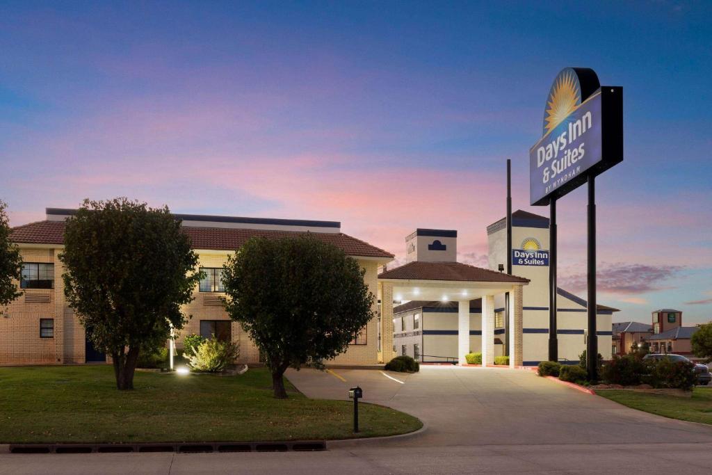 Days Inn by Wyndham Oklahoma City photo 3
