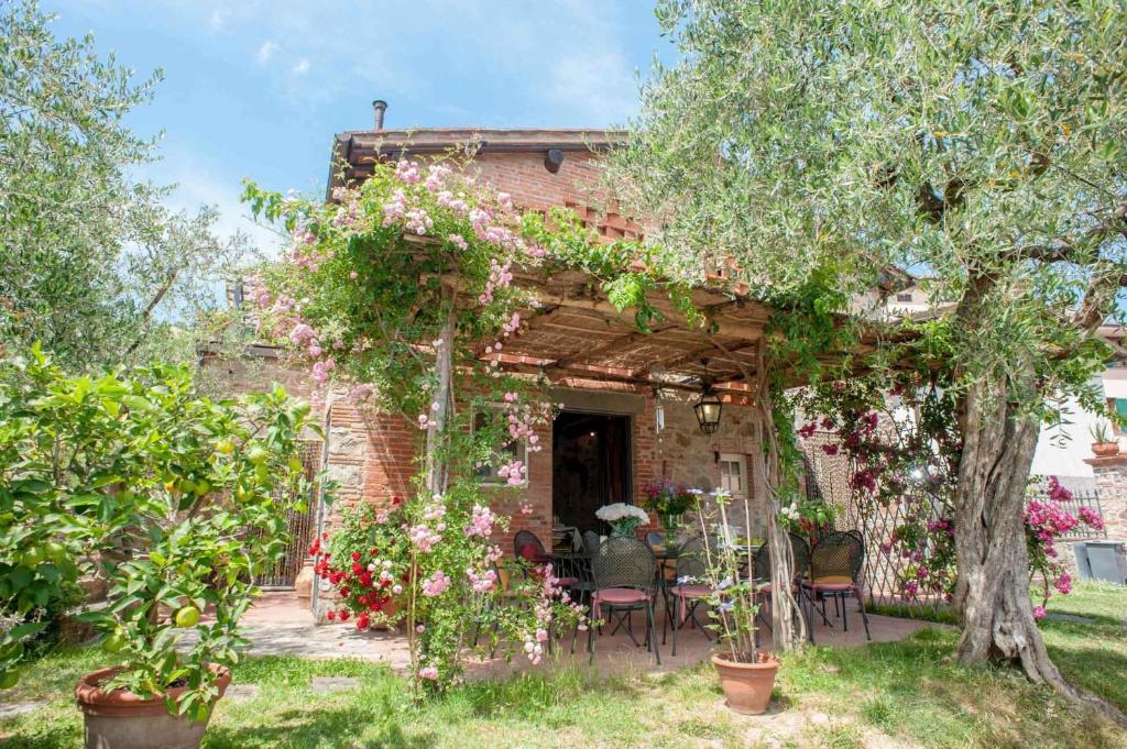 Romantic farmhouse villa Pallina to sleep 5 guests photo 1