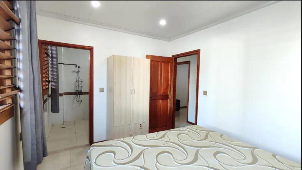 Modern Master bedroom A photo 1