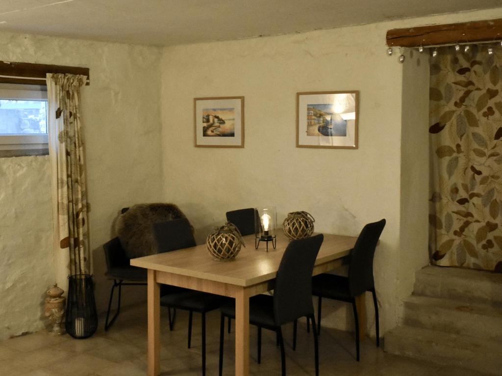 Room in Studio - Enchanting Escapade A Romanesque Retreat in Krsuli and Historic Sojourn in Svet photo 1
