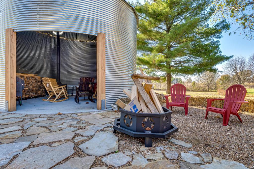Enchanting Montgomery Escape with Private Hot Tub! photo 2