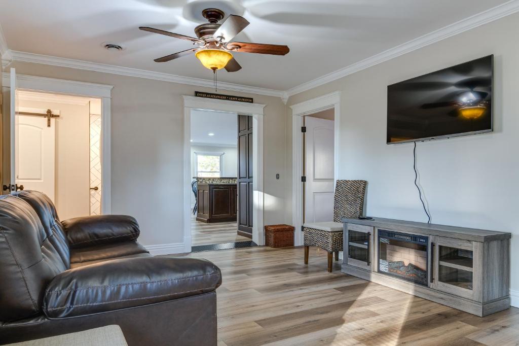 Enchanting Montgomery Escape with Private Hot Tub! photo 3