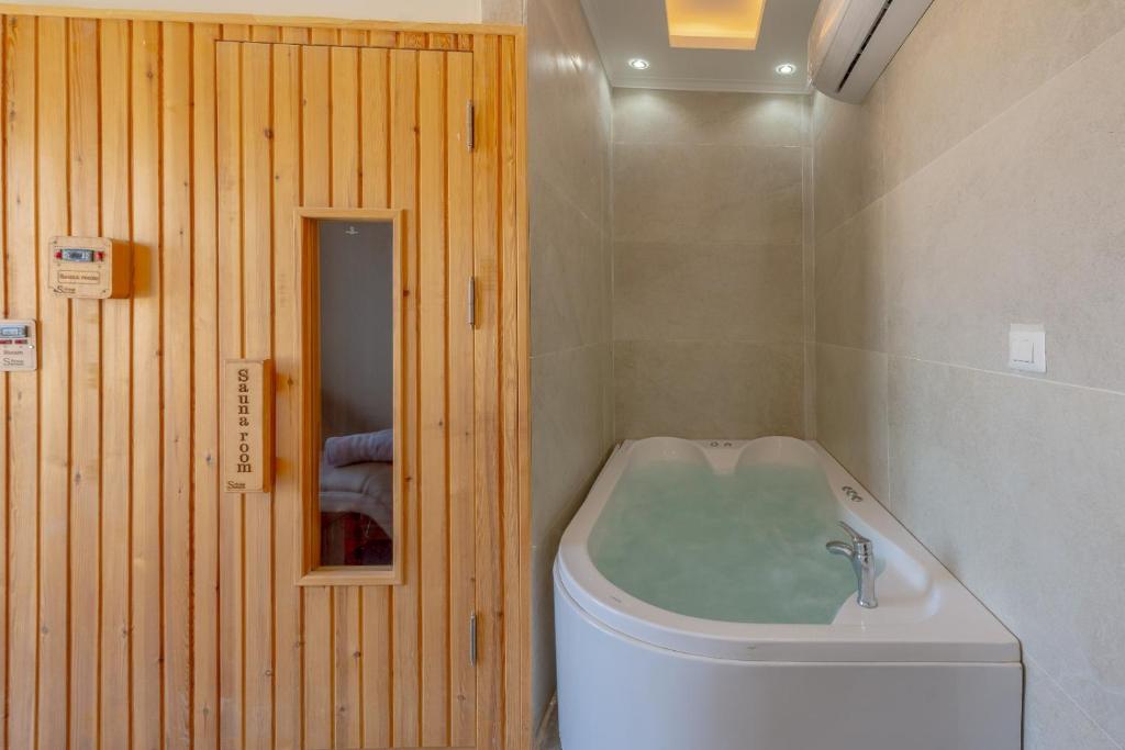 unique villa with heated pool and Spa photo 4