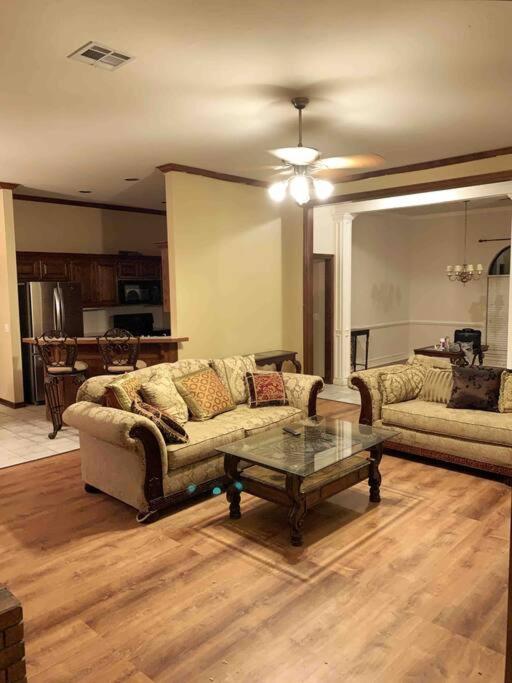 Spacious Oasis - 4 BDRM Top Luxury Home in Edmond! photo 3