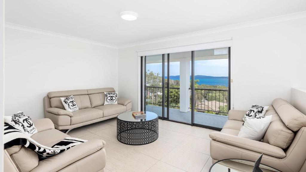 Holiday on The Hill - 29 Wallawa Rd, Nelson Bay photo 3