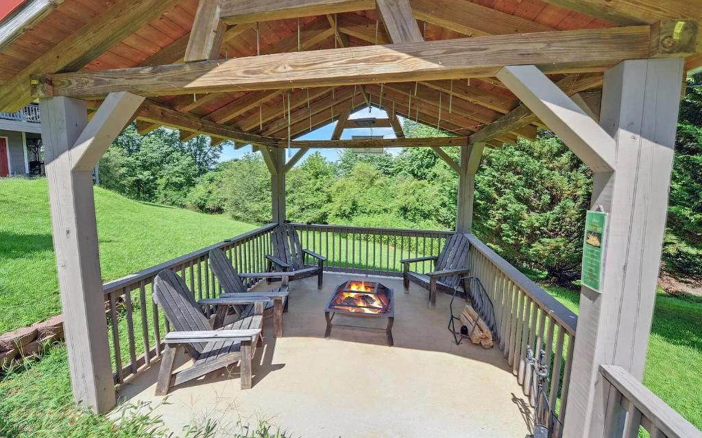 Birds Eye Cabin - Sunset & Starry Retreat Pet Friendly w Private HotTub, Fire Pit and Game Room photo 3