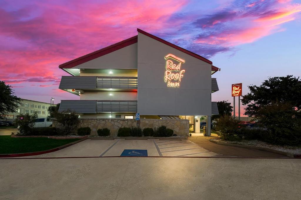 Red Roof Inn Dallas - DFW Airport North image