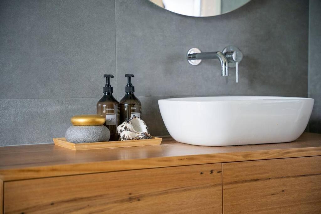 Hyams Beach House B - Brand new lux beach oasis photo 3