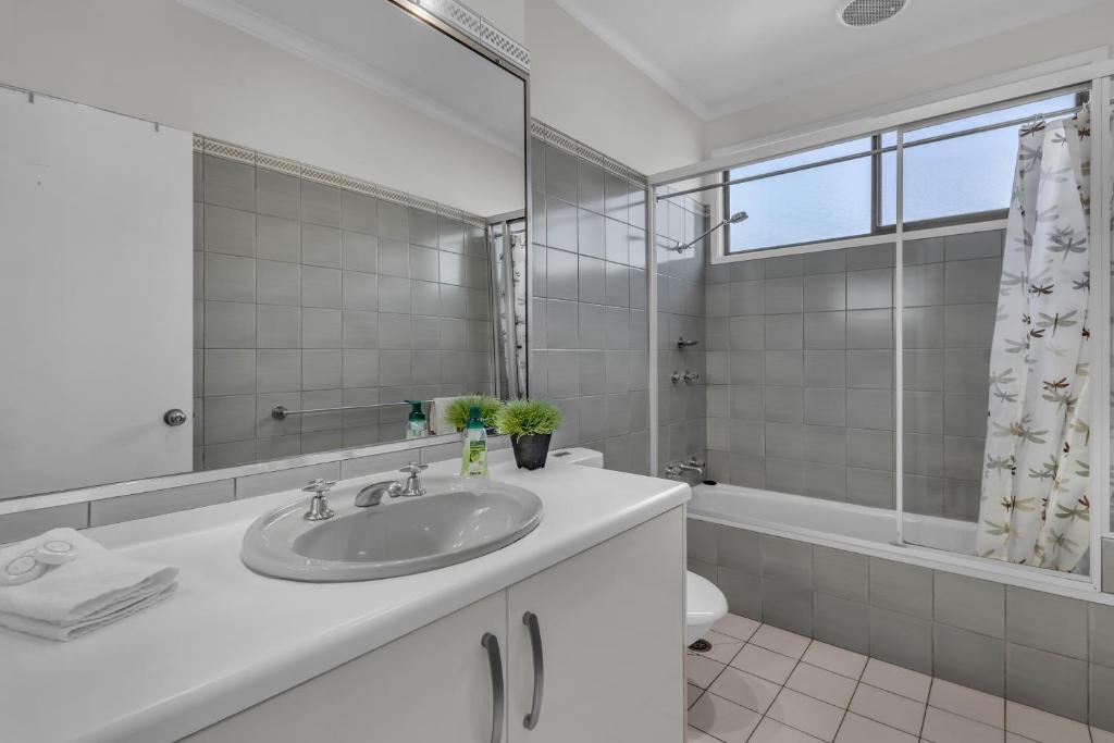 Promenade Waterfront Apartment photo 1