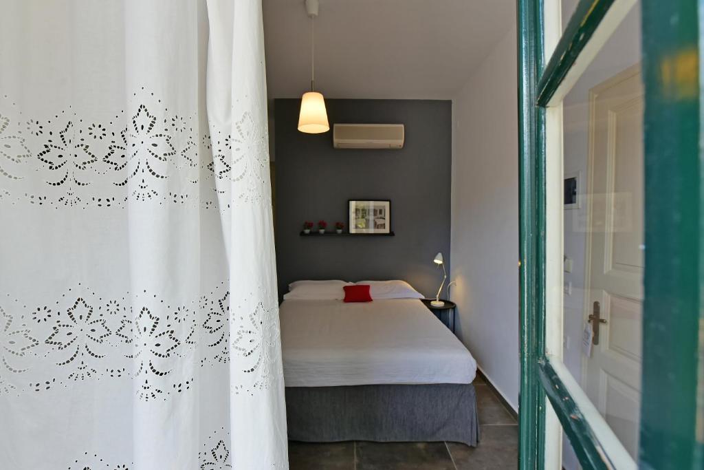 Piteoussa rooms, Attica