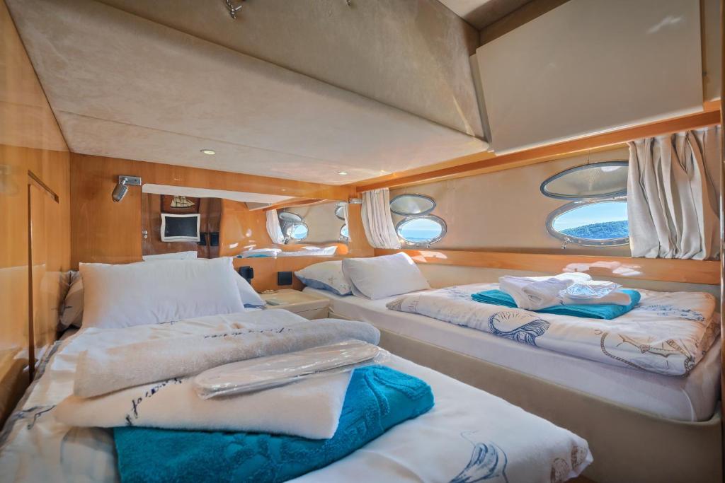 Luxury Yacht - Lex of the Seas photo 3