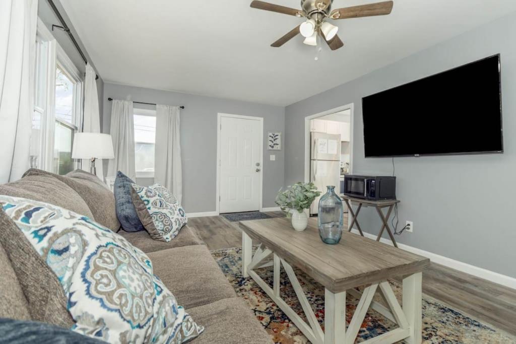 New renovated single-family home built in 1999 photo 1