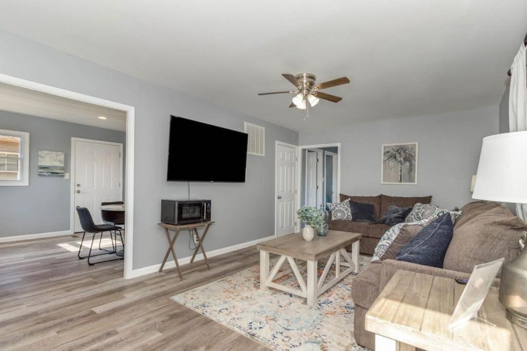 New renovated single-family home built in 1999 photo 2