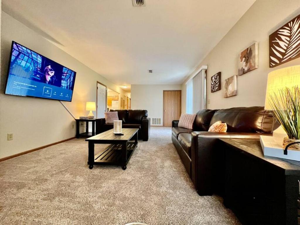 Cozy 2 Bedroom Paired Home in Middletown, OH photo 2