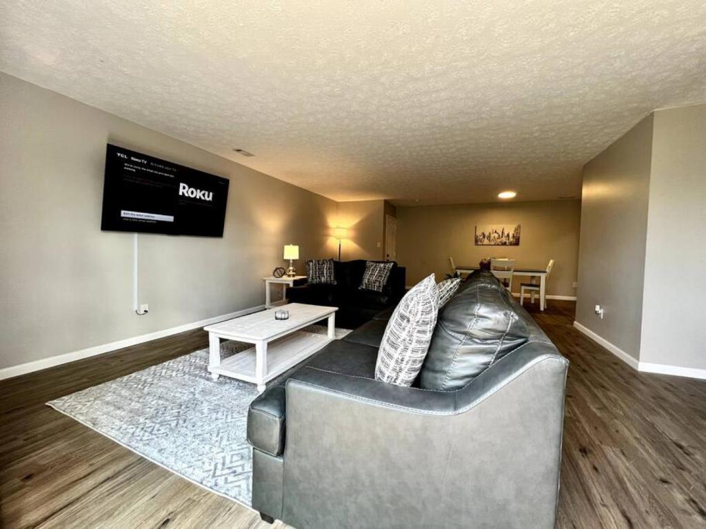 TWO Bedroom Remodeled Middletown w Private Laundry photo 1
