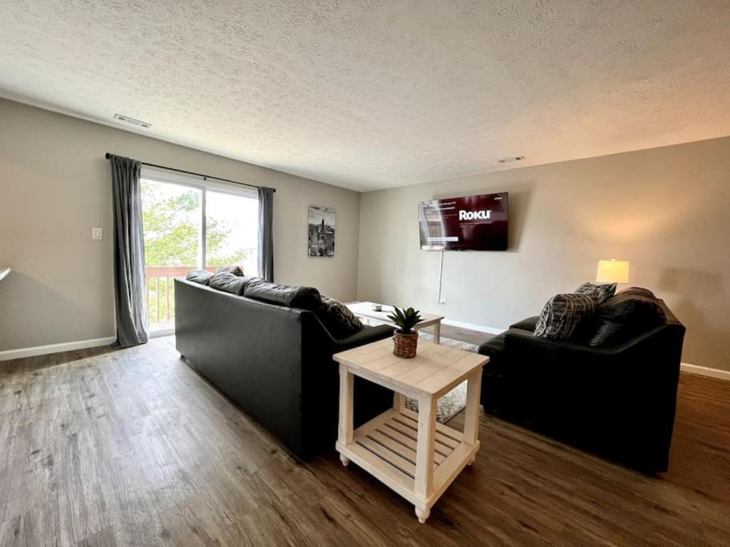 TWO Bedroom Remodeled Middletown w Private Laundry photo 3