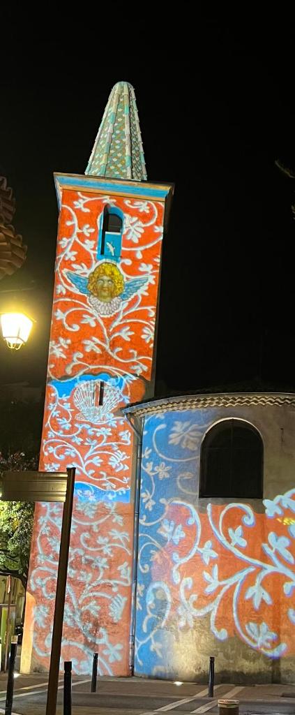 À deux pas du Palais des Festivals , deux pièces dans le bas du quartier historique du Suquet à Cannes photo 2