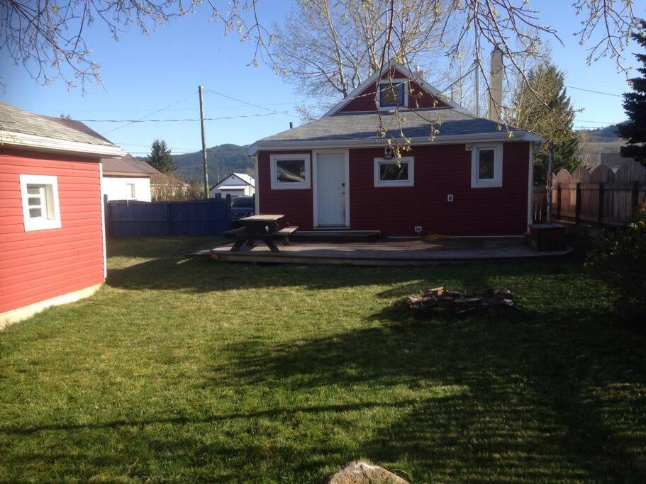 The Cozy Red Cabin photo 3