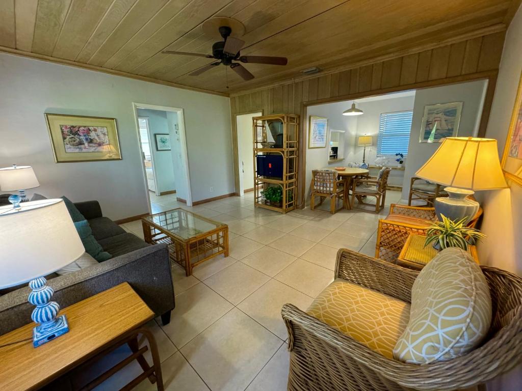 The Grove Beach Condominiums photo 4