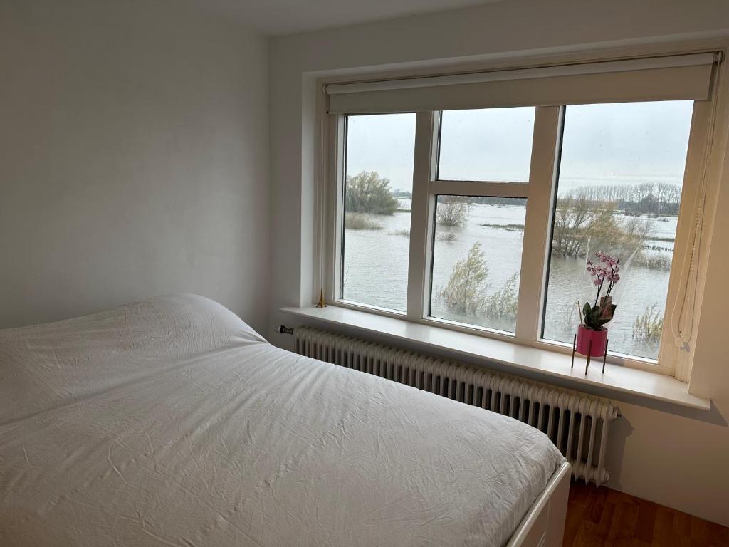 Mooie kamer uitzicht op de ijssel/ Nice room with beautiful view of the Ijssel river photo 3