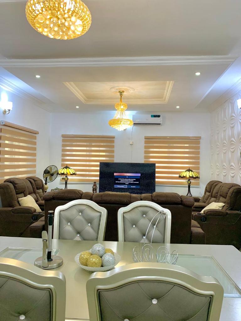 Vacation 4BDR Duplex - 247 Power, Wi-Fi, Ps4, Snooker, 5 mins Walk to the beach photo 1