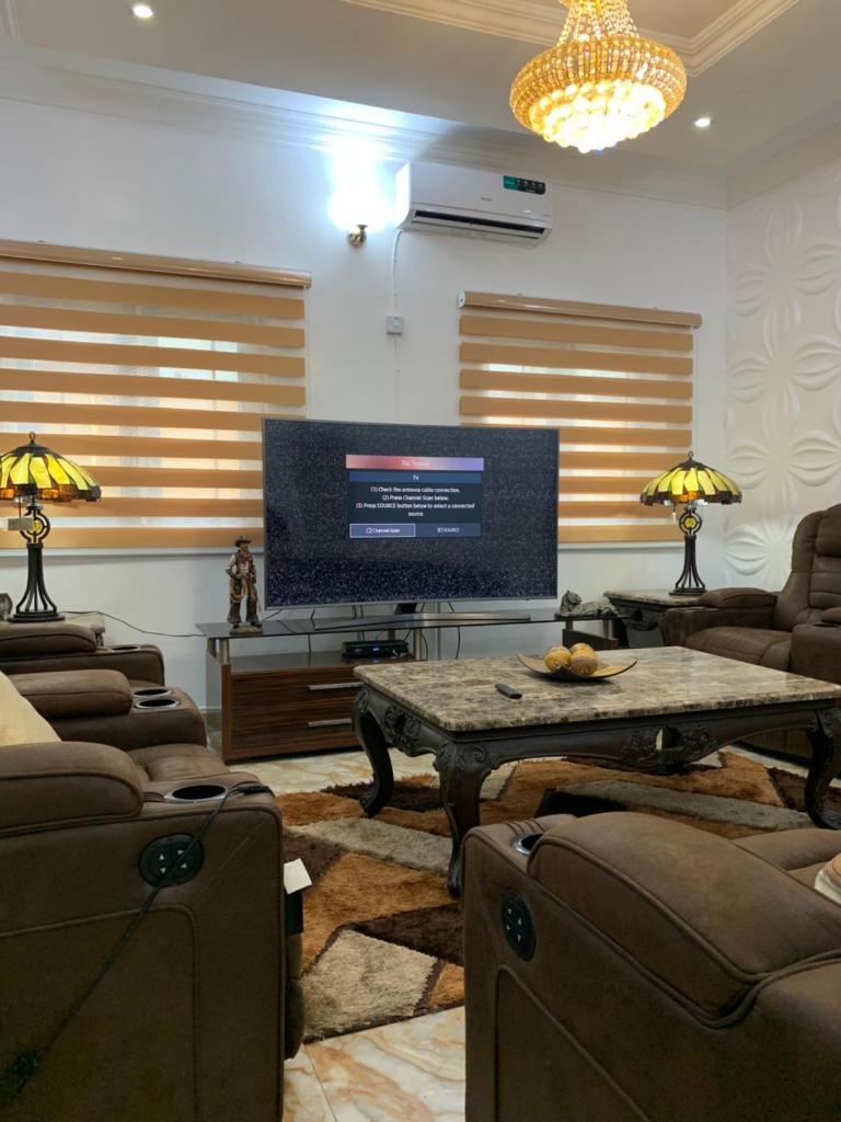 Vacation 4BDR Duplex - 247 Power, Wi-Fi, Ps4, Snooker, 5 mins Walk to the beach photo 4