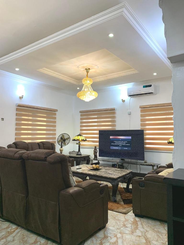 Vacation 4BDR Duplex - 247 Power, Wi-Fi, Ps4, Snooker, 5 mins Walk to the beach photo 3