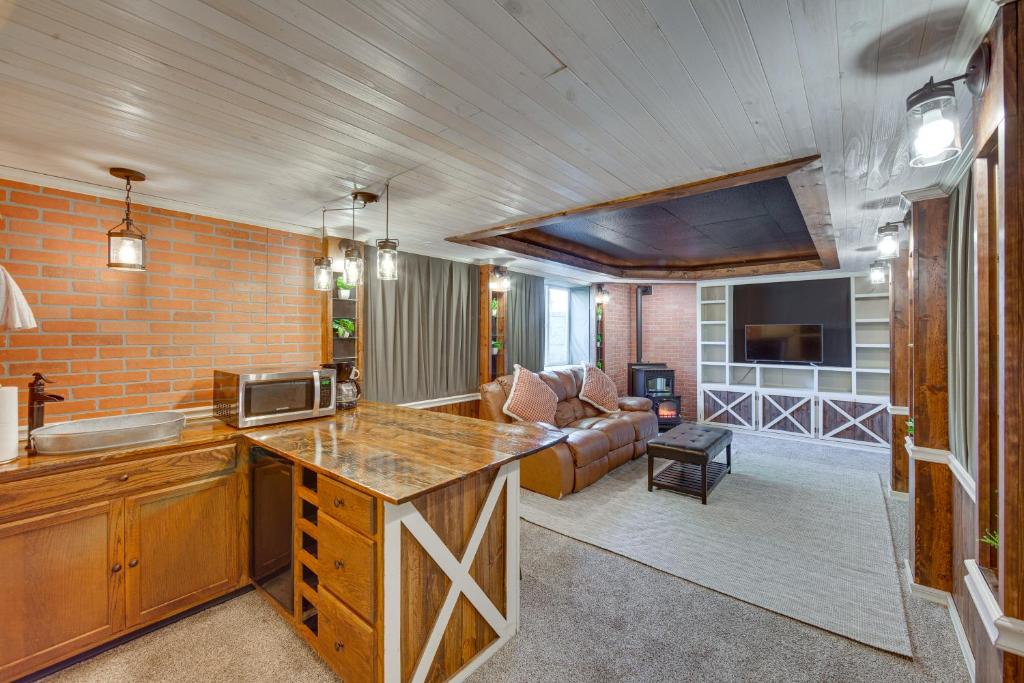 Palmyra House with Private Hot Tub and Fenced Yard! photo 1