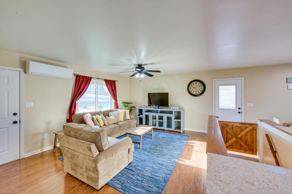 Palmyra House with Private Hot Tub and Fenced Yard! photo 4