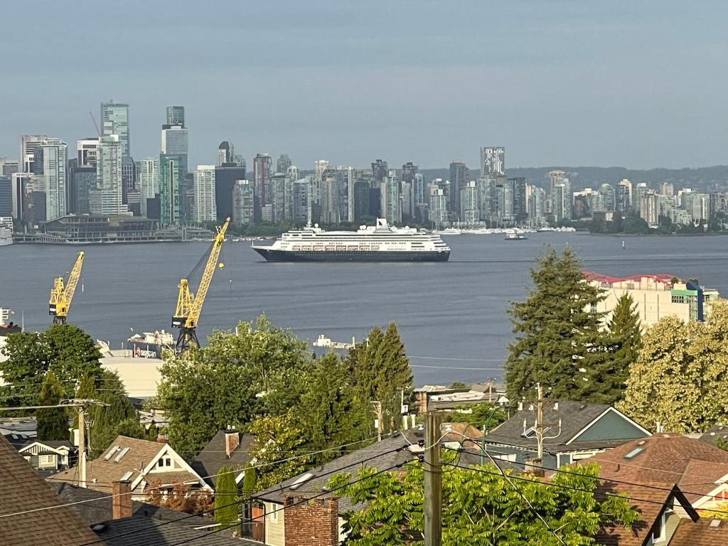 Downtown N. Vancouver Lane home photo 3