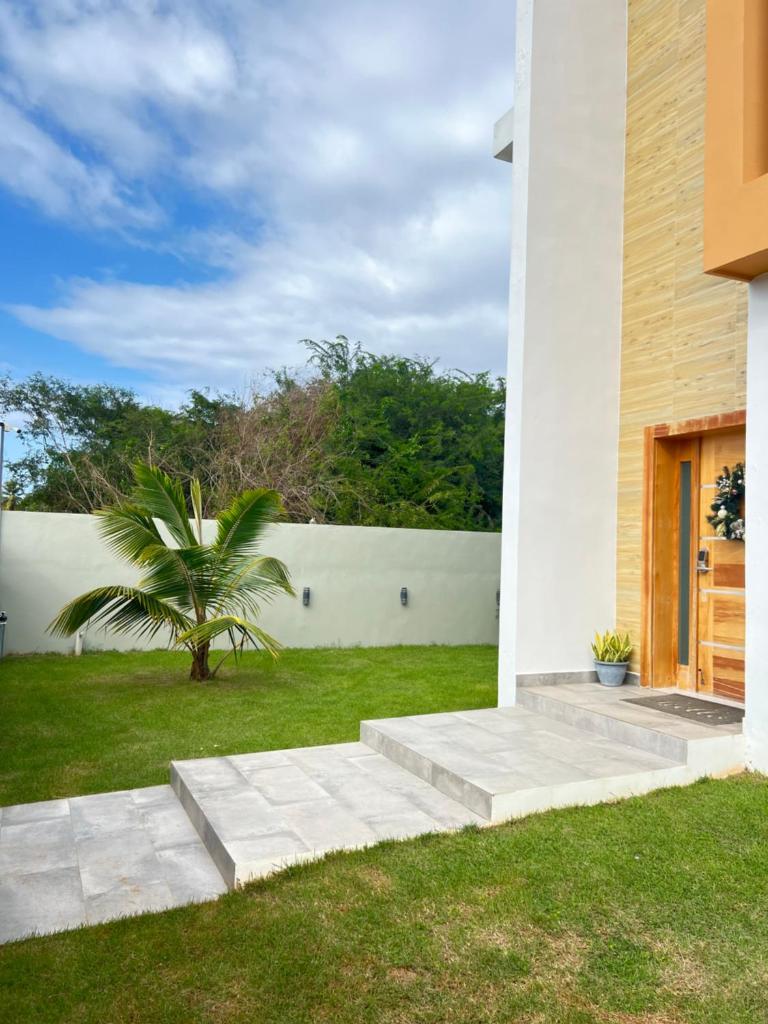 5 Star Villa minutes from Airport and Beaches photo 1