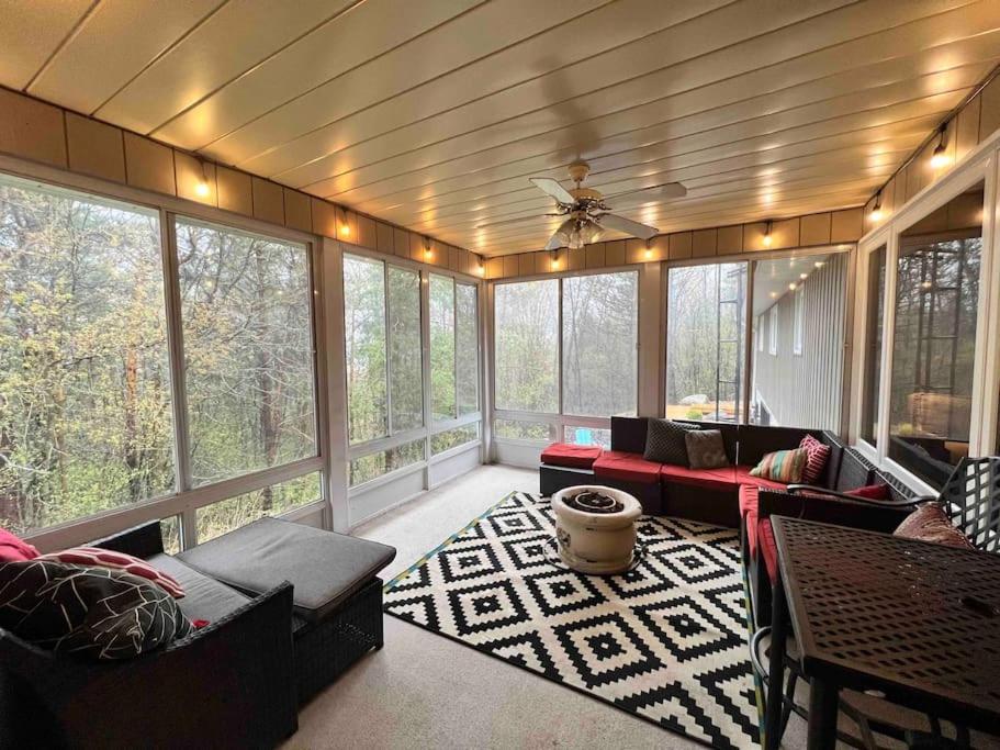 Spacious 4 Bedroom Forest Escape [Sunroom+Firepit]