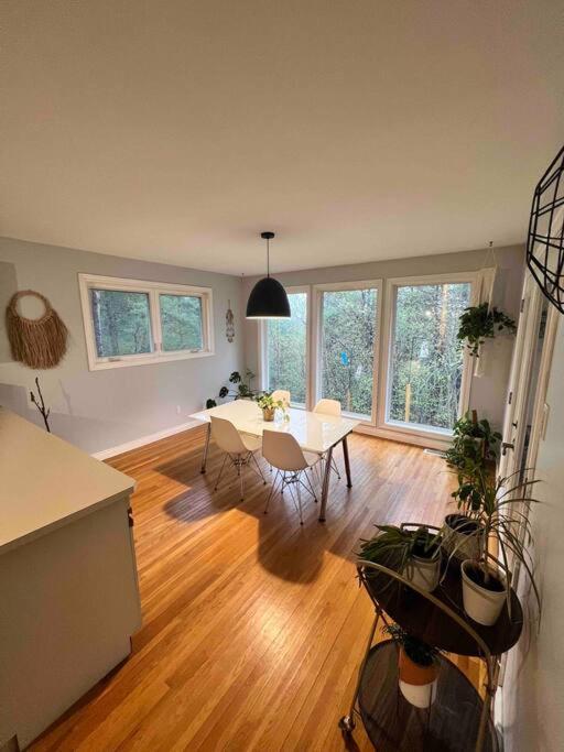 Spacious 4 Bedroom Forest Escape [Sunroom+Firepit] photo 4