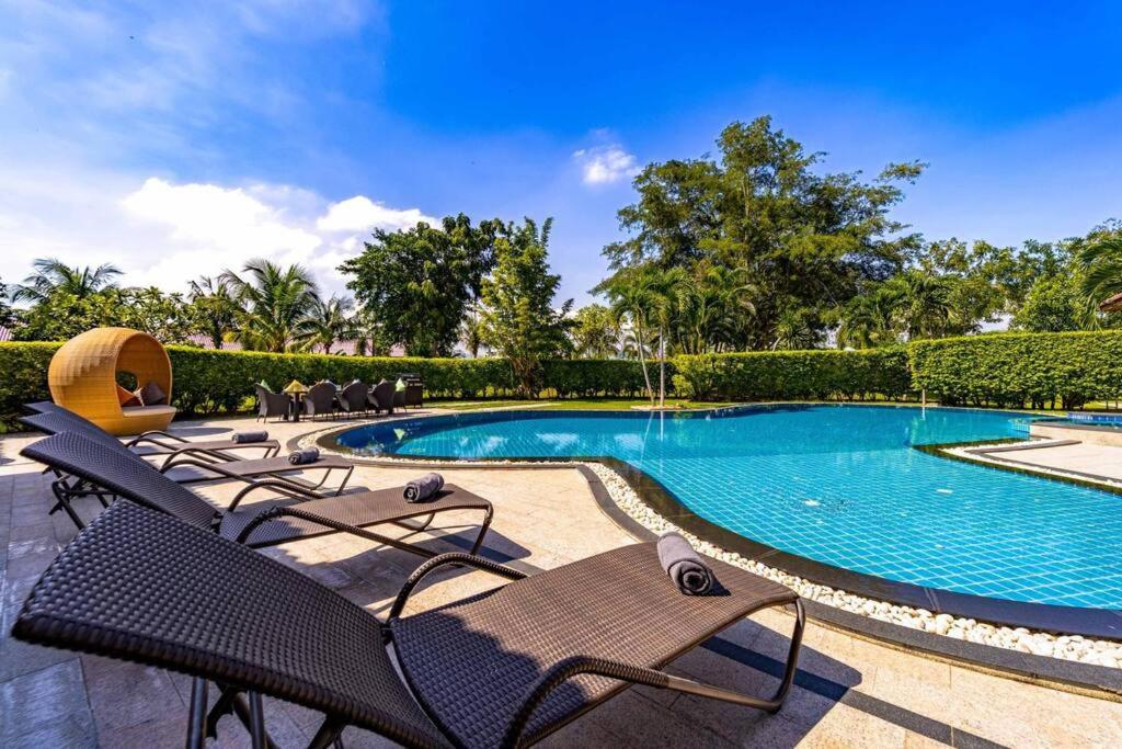 Luxurious 6 Bedroom Mansion Close To Beach! (CAS) photo 3