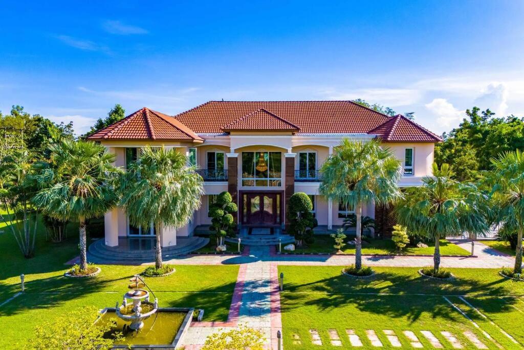 Luxurious 6 Bedroom Mansion Close To Beach! (CAS) photo 1