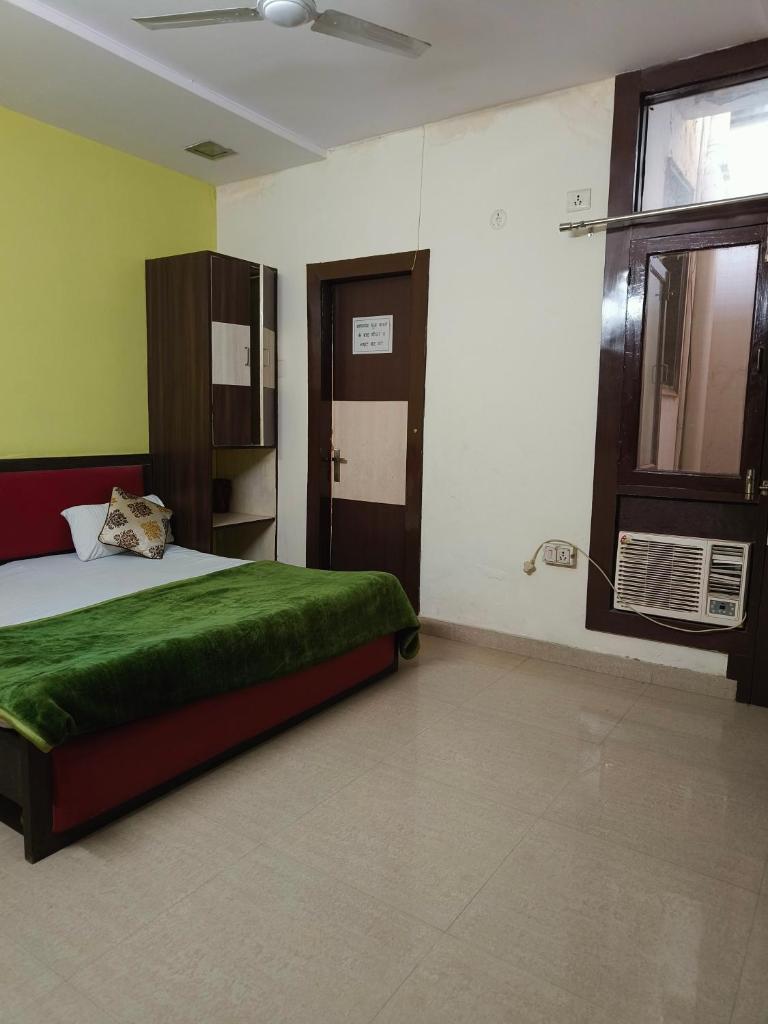Girdhar Hotel