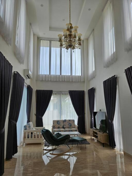 4BR Private Villa with Pool in the Heart of city photo 4