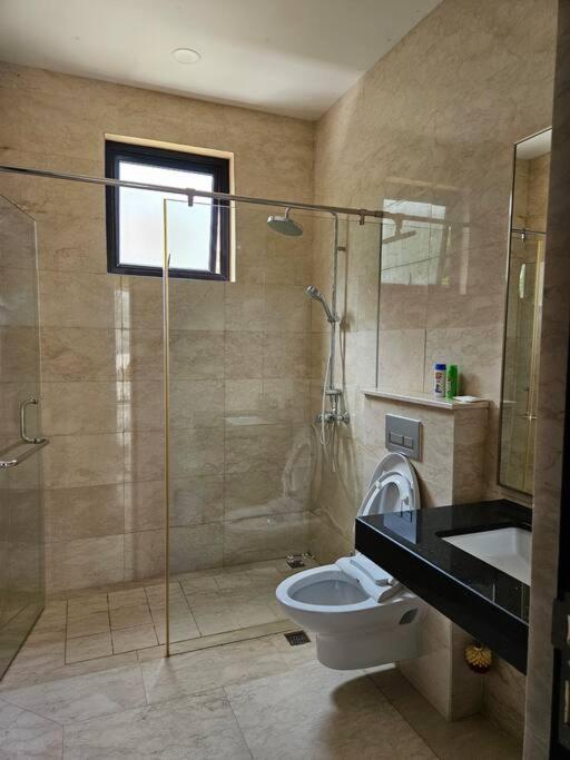 4BR Private Villa with Pool in the Heart of city photo 1