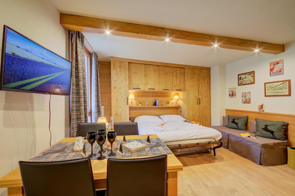 Studio Les Caribous Mountain Retreat - Happy Rentals photo 3
