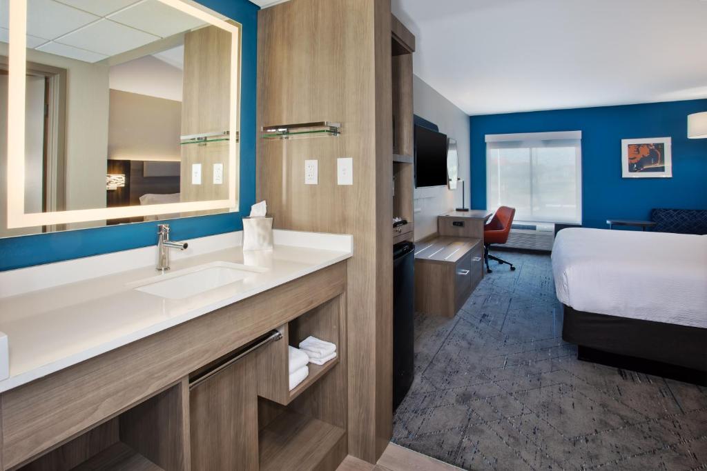 Holiday Inn Express Kitty Hawk - Outer Banks by IHG - Tap to explore photos