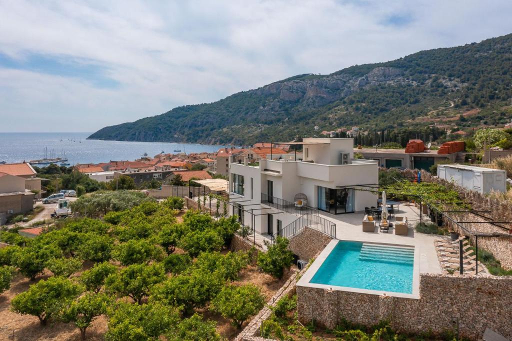 Luxury Villa Envivo Komiža with heated pool and professional gym photo 3