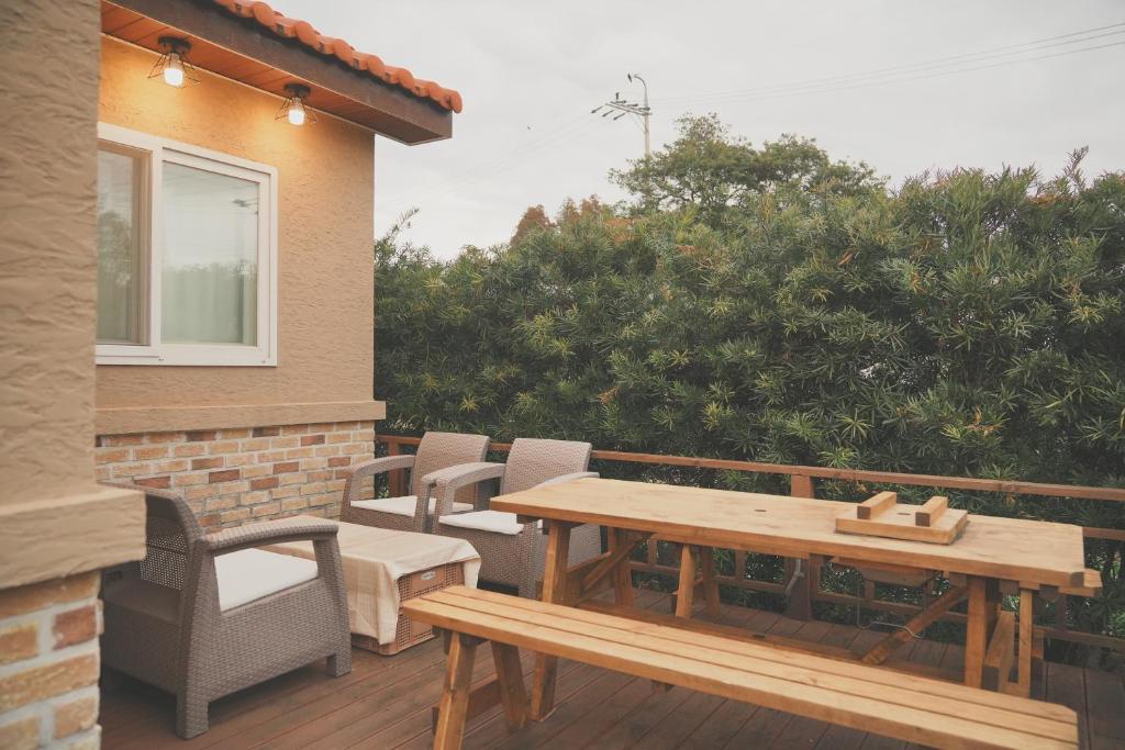 Entire House with Garden - Warm water Jacuzzi photo 4