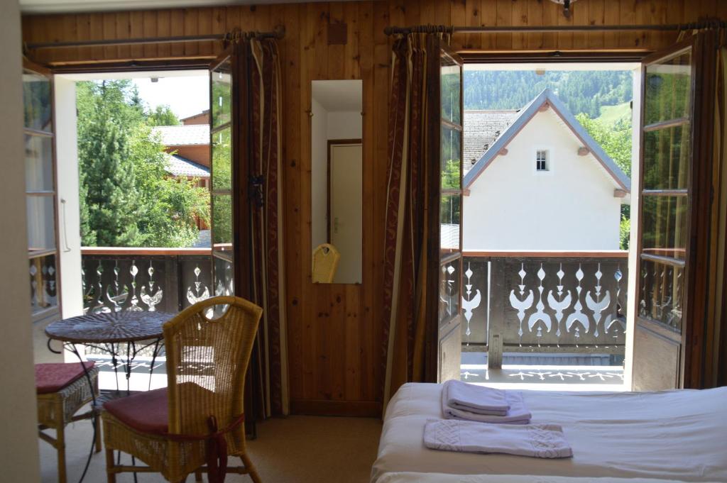 Двухместный (Просторный двухместный номер с 2 отдельными кроватями), Hotel Le Genepy