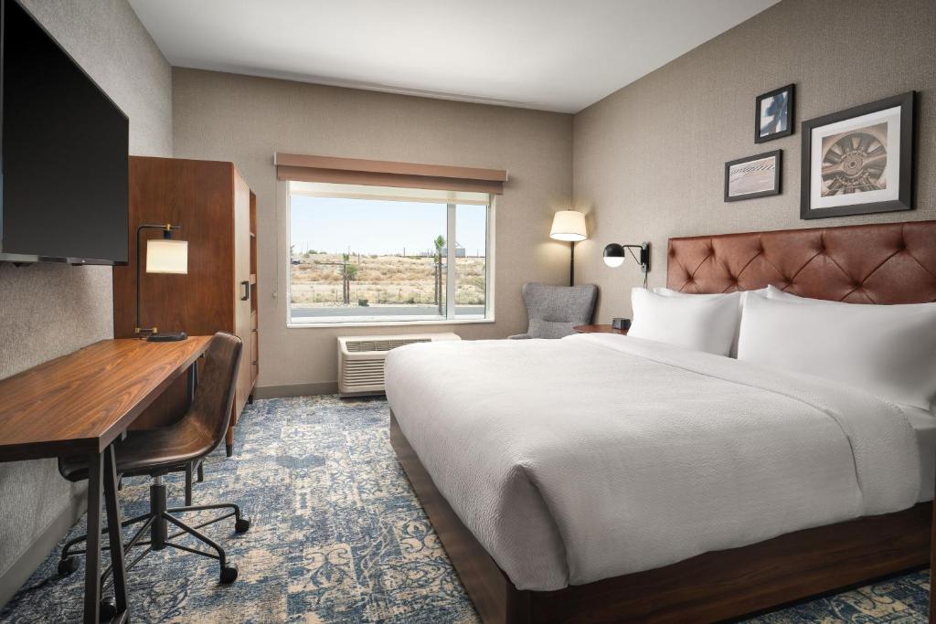 Four Points by Sheraton Yuma - Tap to explore photos
