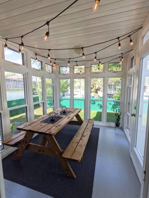 PRIVATE POOL AND BACKYARD * BBQ * 6 BEDS * 5 MIN. FROM MTL photo 2