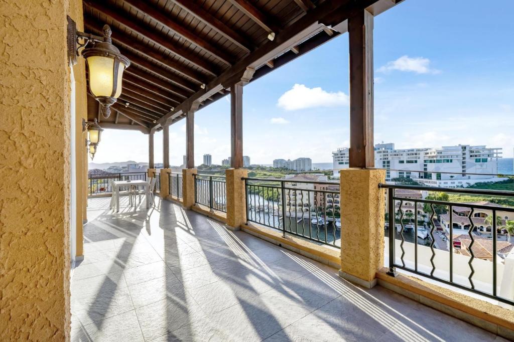 Fine 3 BR Oceanview Penthouse in Prime Location - La Perla Sky photo 2
